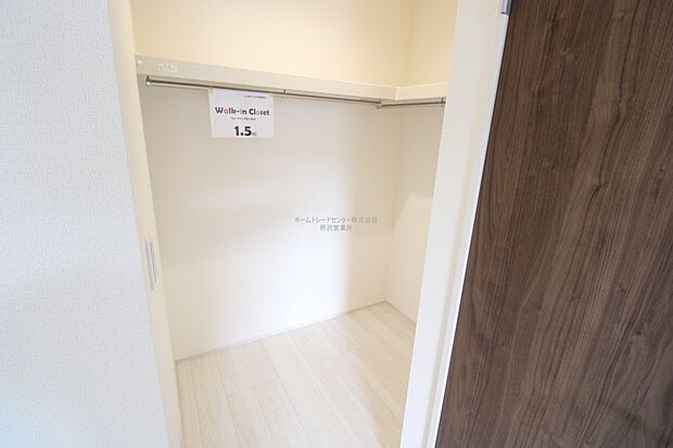 【ウォークインクローゼット】収納力たっぷりのウォークインクローゼットは、家族の強い味方。シーズンオフのお洋服や靴、キャンプ用品やスポーツ用品など、かさばるけど、大切なものもしっかり片づけられます♪