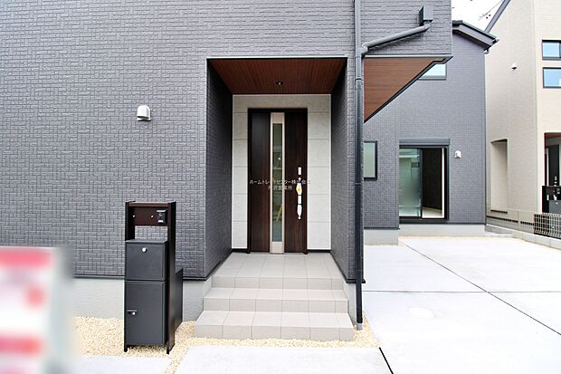 【玄関】訪れる人を優しく迎える、スタイリッシュな玄関。玄関ポーチには屋根がついているので雨などでも玄関前で濡れずにお出かけ準備が出来ます。