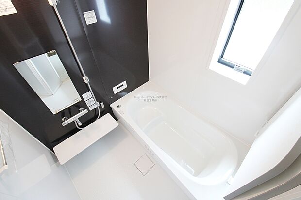 【浴室】毎日の疲れを癒す浴室は1坪タイプです。足を伸ばしてゆっくりとくつろげます。窓があるので、湿気もこもらないのも、うれしいですね♪