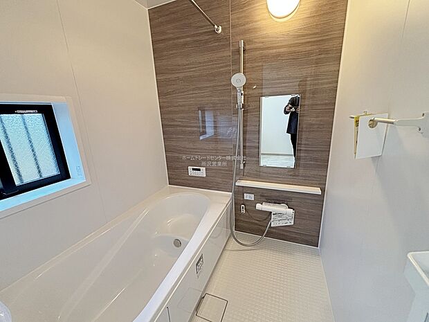 【浴室】毎日の疲れを癒す浴室は1坪タイプです。足を伸ばしてゆっくりとくつろげます。窓があるので、湿気もこもらないのも、うれしいですね♪