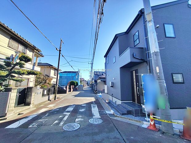 【前面道路含む現地写真】『２号棟』
ひとたび扉を開けばそこに待っているのは上質な空間とマイホームでの新生活をイメージさせる優雅なひととき。「この家なら…」ではなく「ここに住みたい♪」と思う感動をお届けいたします。