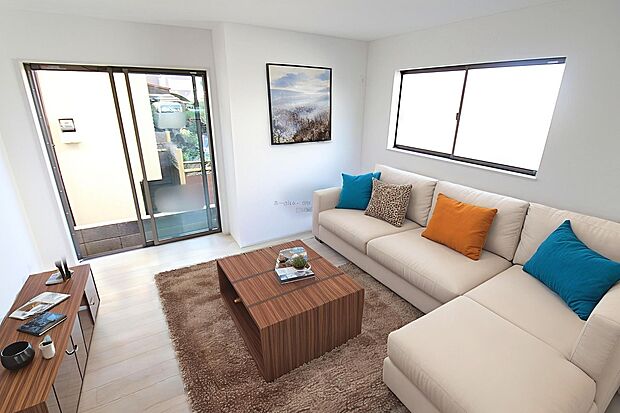 【リビング】明るく開放感のあるリビング。対面式キッチンは、いつでもご家族を感じられる空間作りの重要ポイントになりそうです。※家具をCGで加工しています。家具付き販売ではございません。