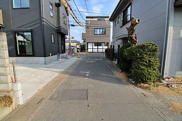 【前面道路含む現地写真】ひとたび扉を開けばそこに待っているのは上質な空間とマイホームでの新生活をイメージさせる優雅なひととき。「この家なら…」ではなく「ここに住みたい♪」と思う感動をお届けいたします。