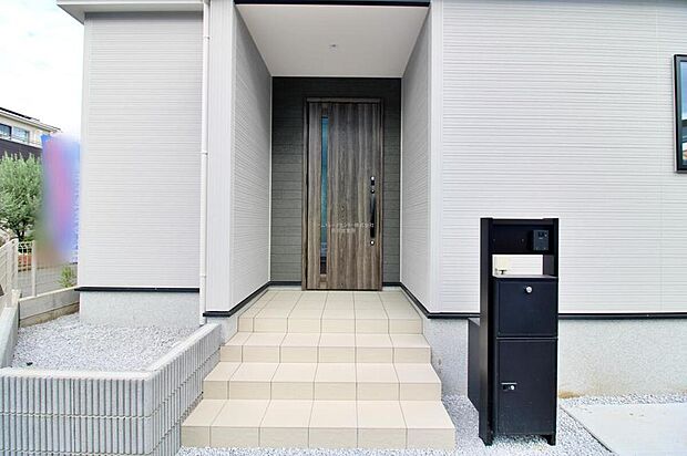 【玄関】スタイリッシュな玄関周り。宅配ボックスを完備しているので宅配便の受け取りを気にする煩わしさがありません。