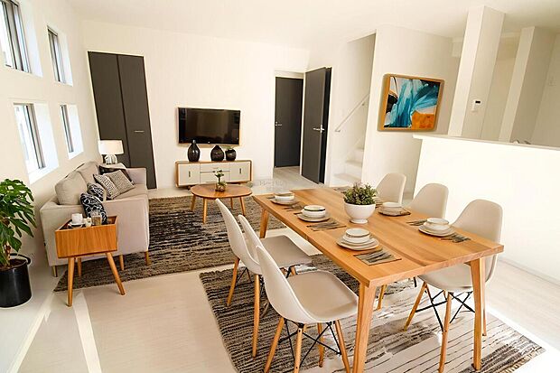 【リビング】明るく開放感のあるリビング。対面式キッチンは、いつでもご家族を感じられる空間作りの重要ポイントになりそうです。※家具をCGで加工しています。家具付き販売ではございません。