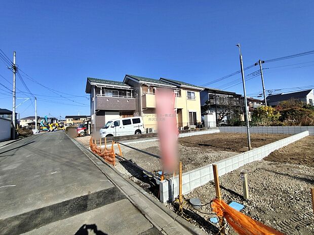 【前面道路含む現地写真】ひとたび扉を開けばそこに待っているのは上質な空間とマイホームでの新生活をイメージさせる優雅なひととき。「この家なら…」ではなく「ここに住みたい♪」と思う感動をお届けいたします。
