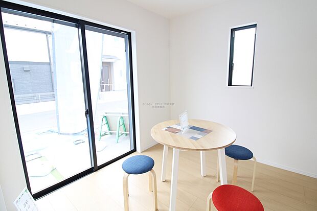 【洋室】お子様の遊び場やお昼寝スペースとしてなど、リビング横の洋室を開放し広々とお使い頂けます。突然の来客時には戸を閉めて視線を遮る事も可能です。