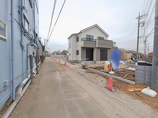 【前面道路含む現地写真】『D号棟』
ひとたび扉を開けばそこに待っているのは上質な空間とマイホームでの新生活をイメージさせる優雅なひととき。「この家なら…」ではなく「ここに住みたい♪」と思う感動をお届けいたします。