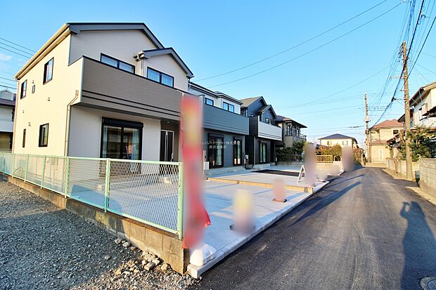 【前面道路含む現地写真】『A号棟』
ひとたび扉を開けばそこに待っているのは上質な空間とマイホームでの新生活をイメージさせる優雅なひととき。「この家なら…」ではなく「ここに住みたい♪」と思う感動をお届けいたします。