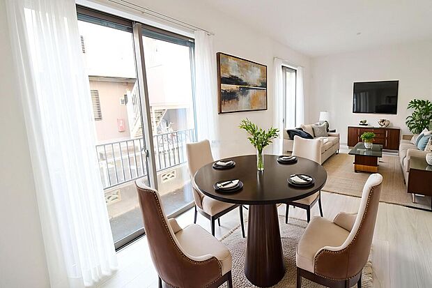 【リビング】明るく開放感のあるリビング。対面式キッチンは、いつでもご家族を感じられる空間作りの重要ポイントになりそうです。※家具をCGで加工しています。家具付き販売ではございません。