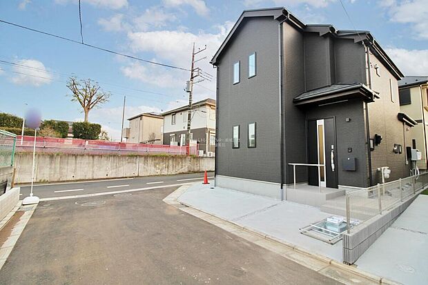 【前面道路含む現地写真】今日も、明日も、この街で、きっと家族がしあわせになる物語が描かれていくはずです。毎日の何気ない『いってきます』『ただいま』に幸せを感じられる、そんな住まいを。
