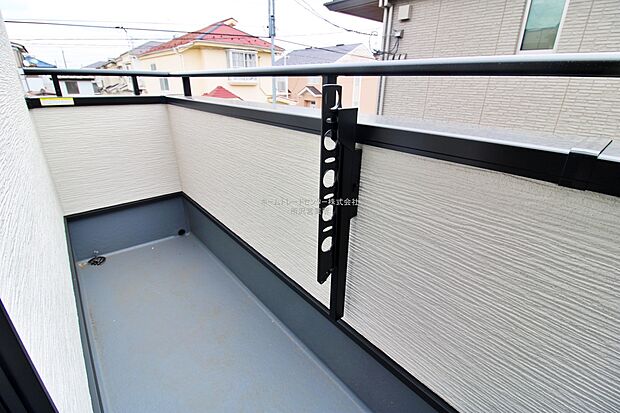 【バルコニー】バルコニーは、洗濯物や布団を干すだけでなく、暖かな陽射しや爽やかな風を存分に取り込み、お部屋に解放感をもたらします☆