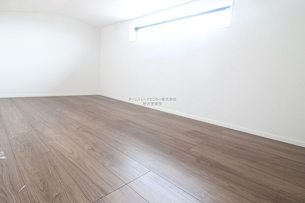 【ロフト】ロフトへは階段で昇降でき使い勝手抜群。ロフトにはかさばる荷物をたっぷり収納でき、広がりを感じられる空間となっています。