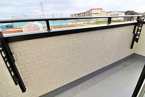 【バルコニー】子どもが小さいと洗濯物が増えがちですが、広いバルコニーでたくさんの洗濯物を干すことができます。