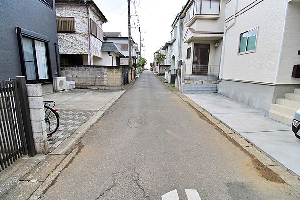 【前面道路含む現地写真】今日も、明日も、この街で、きっと家族がしあわせになる物語が描かれていくはずです。毎日の何気ない『いってきます』『ただいま』に幸せを感じられる、そんな住まいを。
