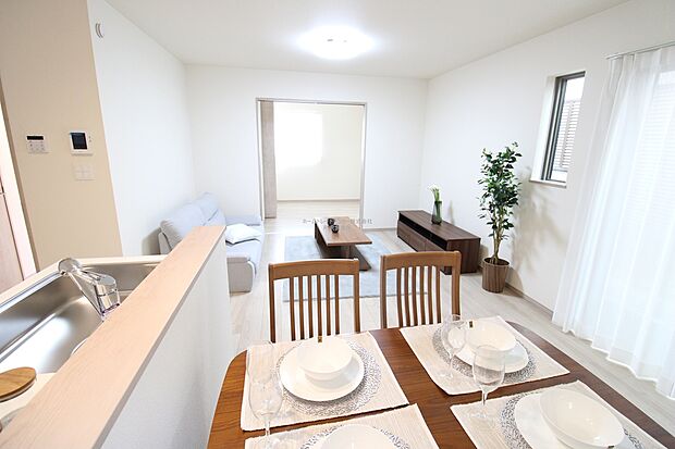 【リビング】『LDKは家族だんらんをデザイン』家族が集まり一緒の時間がすごせる工夫がされております。何気ない一日のひとコマが何者にも代えがたい宝物になることでしょう♪