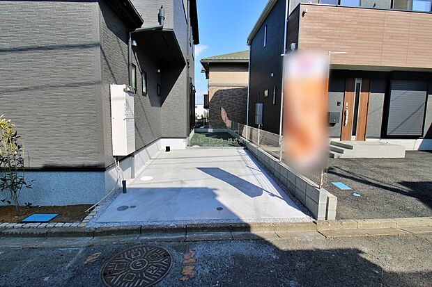 【駐車場】奥行にゆとりのあるカースペース。物置を置いたり、自転車を置くなど活用方法は色々。物置はアウトドア用品や洗車用品をすっきりと収納でき、何かと便利です。