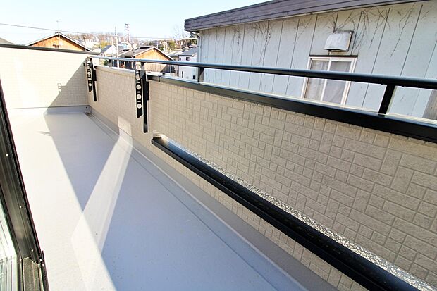【バルコニー】子どもが小さいと洗濯物が増えがちですが、広いバルコニーでたくさんの洗濯物を干すことができます。