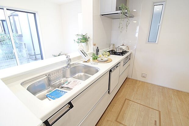 【キッチン】収納力豊富、爽やかなシステムキッチンを用意しております。さっと拭き取るだけで汚れが簡単にとれますので、キッチンスペースをいつでもすっきりとお使い頂けます。