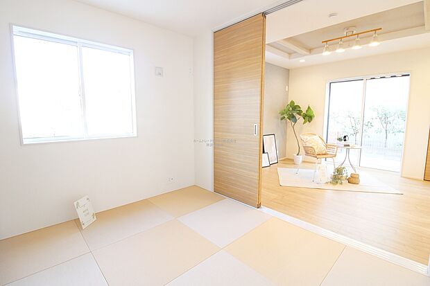 【和室】お子様の遊び場や、お昼寝スペースとして。和室を開放すると、広々とお使い頂けます。突然の来客時には、戸を閉めて視線を遮る事も可能です。