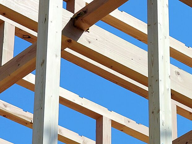 【日本の風土に調和する伝統的な「木造軸組工法」】柱、梁などの「軸組み」で構造体を作り上げています。　接合部には、金物・筋かいなどで補強を行いより強度を高め、木材はプレカットにより品質のバラツキを防ぎ、安定した品質を保っています。
