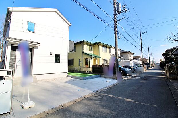 【前面道路含む現地写真】『１号棟』
ひとたび扉を開けばそこに待っているのは上質な空間とマイホームでの新生活をイメージさせる優雅なひととき。「この家なら…」ではなく「ここに住みたい♪」と思う感動をお届けいたします。