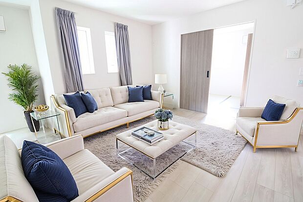 【リビング】明るく開放感のあるリビング。対面式キッチンは、いつでもご家族を感じられる空間作りの重要ポイントになりそうです。※家具をCGで加工しています。家具付き販売ではございません。