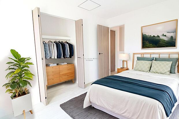 【洋室】日当りの良さは写真でも充分に伝わるかと思いますが、開放感のある周囲にめぐまれたおかげで、風通しもとても良くなっております。※家具をCGで加工しています。家具付き販売ではございません。