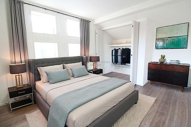 【洋室】大きなベッドを置いてもゆとりのある広さ！収納完備しておりますので、家具が少なくて済みます！お掃除もラクラクですね♪※家具をCGで加工しています。家具付き販売ではございません。