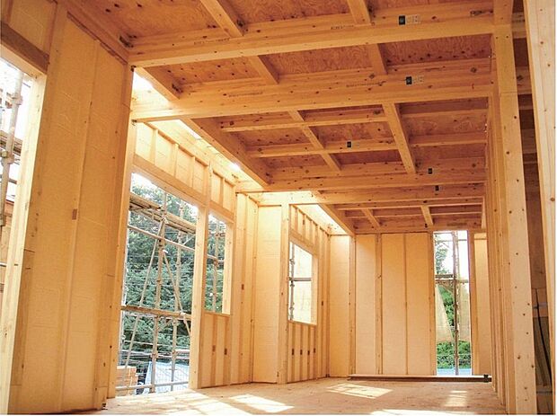 【水に強い成形型断熱材「ポリスチレンフォーム」】屋外からの湿気の影響を受けやすい外壁と1階床に”水に強い成形型断熱材”ポリスチレンフォームを採用。壁パネルに60mm厚、床に100mm厚を使用することにより断熱材の隙間を解消し、断熱性能、気密性能を高めます。