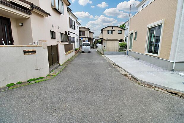 【前面道路含む現地写真】開放感のある角地のお住まい。採光・通風良好です！お車の出し入れもスムーズです♪