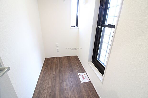 【納戸】２階の納戸の使い方は工夫次第。収納や趣味のスペースとしてはもちろん、テレワークやスタディコーナーとしてもお使い頂けます。ライフスタイルに合わせて柔軟に変えられるのがうれしいポイント。