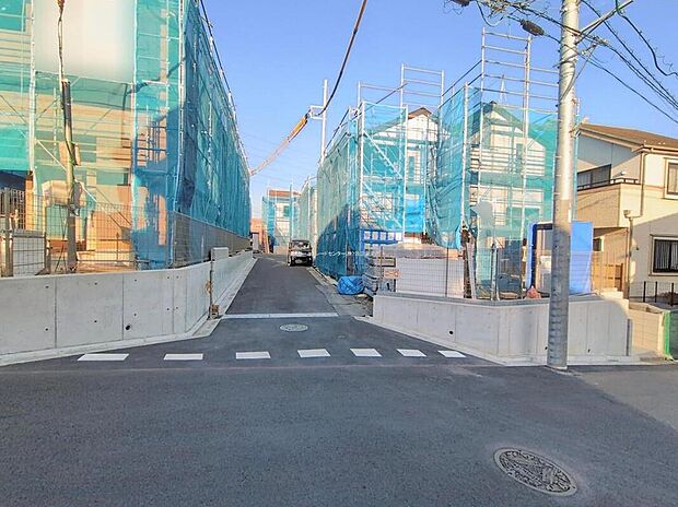 【前面道路含む現地写真】『1号棟』
ひとたび扉を開けばそこに待っているのは上質な空間とマイホームでの新生活をイメージさせる優雅なひととき。「この家なら…」ではなく「ここに住みたい♪」と思う感動をお届けいたします。