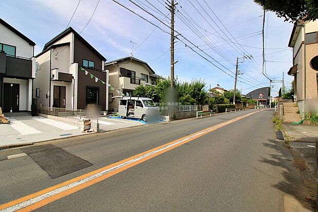 【前面道路含む現地写真】今日も、明日も、この街で、きっと家族がしあわせになる物語が描かれていくはずです。毎日の何気ない『いってきます』『ただいま』に幸せを感じられる、そんな住まいを。