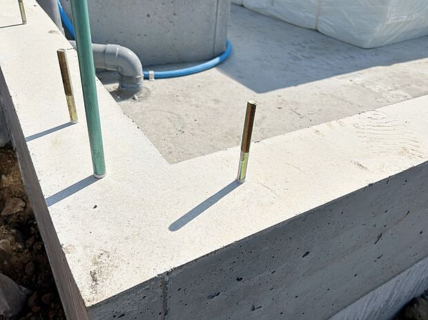 【足元を支える「ベタ基礎」】立ち上がりと底面全体が一体の鉄筋コンクリート造(仕上がり幅150mm・底盤厚150mm)。 「不同沈下」や「地面からの湿気」に対する有効な措置と言えます。 また、基礎と土台とをつなぐアンカーボルトは、大きな地震などにより建物が基礎から外れたり持ち上げられたりしないための役割があります。