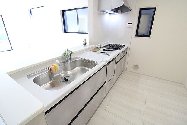 【キッチン】大容量の収納スペースは取り出しやすく、しまいやすいスライドタイプ、大きな鍋などの調理器具や、調味料も出し入れしやすいですね。