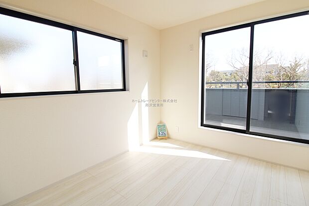 【洋室】光が差し込む室内には、穏やかな時間が流れます。休日には、落ち着いた空間で自分の趣味を楽しむのはいかがですか。