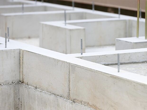 【安心を支える「鉄筋入りコンクリートベタ基礎」】ベタ基礎は地面全体を基礎で覆うため、建物の加重を分散して地面に伝えることができ、不同沈下に対する耐久性や耐震性を向上することができます。