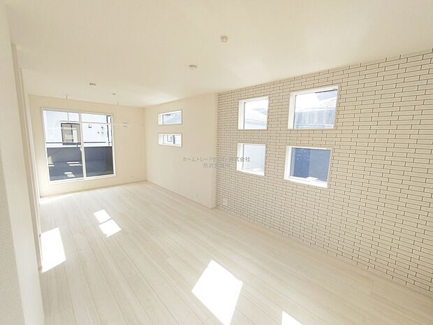 【洋室】２階の洋室は２つのお部屋に分けることも可能です。お子様が小さいうちは広く使い、将来はお子様のお部屋として区切ることで家族のプライベートを重視できます。