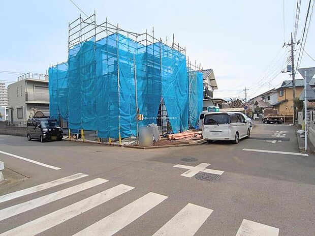 【前面道路含む現地写真】『A号棟』
ひとたび扉を開けばそこに待っているのは上質な空間とマイホームでの新生活をイメージさせる優雅なひととき。「この家なら…」ではなく「ここに住みたい♪」と思う感動をお届けいたします。
