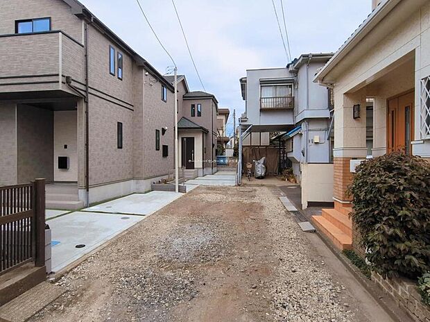 【前面道路含む現地写真】ひとたび扉を開けばそこに待っているのは上質な空間とマイホームでの新生活をイメージさせる優雅なひととき。「この家なら…」ではなく「ここに住みたい♪」と思う感動をお届けいたします。