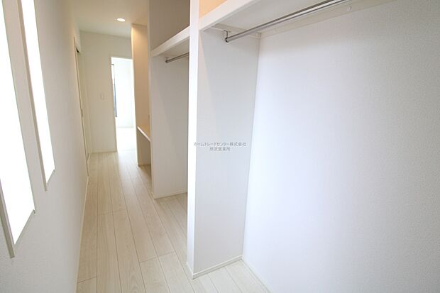 【ウォークインクローゼット】大容量収納の『ウォークインクローゼット』を設置。増えがちな衣類やバッグなどを効率よく収納できます。収納スペースが豊富にあると片付けやすくすっきりしたお住まいになりますね♪