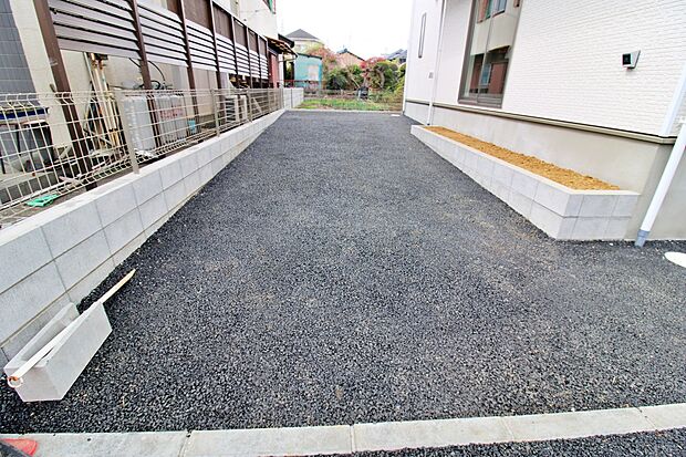 【駐車場】カースペース２台分ございますので、家族分の自転車を駐輪したり、来客用の駐車スペースとしてもお使いいただけます。