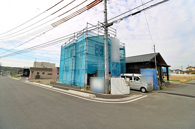 【前面道路含む現地写真】ひとたび扉を開けばそこに待っているのは上質な空間とマイホームでの新生活をイメージさせる優雅なひととき。「この家なら…」ではなく「ここに住みたい♪」と思う感動をお届けいたします。
