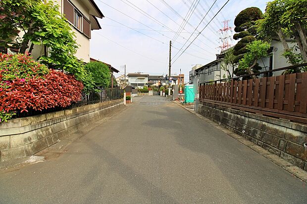 【前面道路含む現地写真】『２号棟』
ひとたび扉を開けばそこに待っているのは上質な空間とマイホームでの新生活をイメージさせる優雅なひととき。「この家なら…」ではなく「ここに住みたい♪」と思う感動をお届けいたします。
