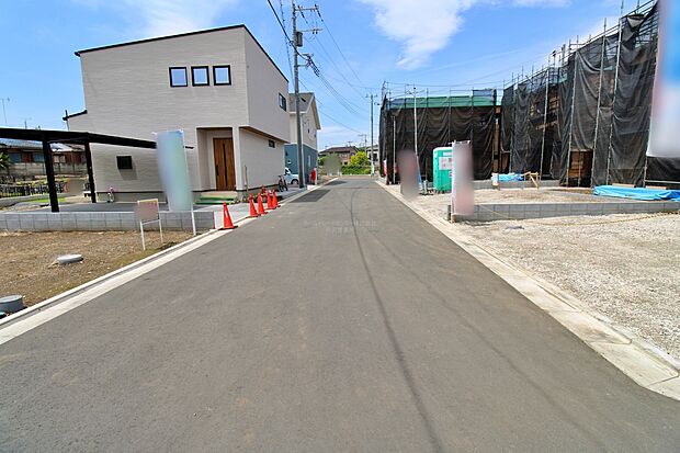 【前面道路含む現地写真】『３号棟』
ひとたび扉を開けばそこに待っているのは上質な空間とマイホームでの新生活をイメージさせる優雅なひととき。「この家なら…」ではなく「ここに住みたい♪」と思う感動をお届けいたします。