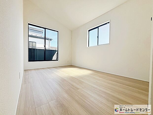 【洋室】うららかな陽射しがどのお部屋にも降り注ぎますように、快適さを追求し尽くした間取り。得難い立地環境での生活を恵みの豊かな永住の地へと変えてくれることでしょう…