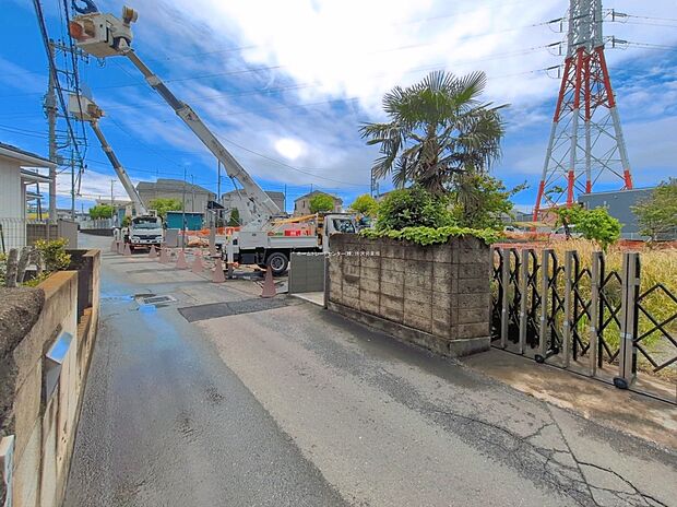 【前面道路含む現地写真】『１号棟』
ひとたび扉を開けばそこに待っているのは上質な空間とマイホームでの新生活をイメージさせる優雅なひととき。「この家なら…」ではなく「ここに住みたい♪」と思う感動をお届けいたします。