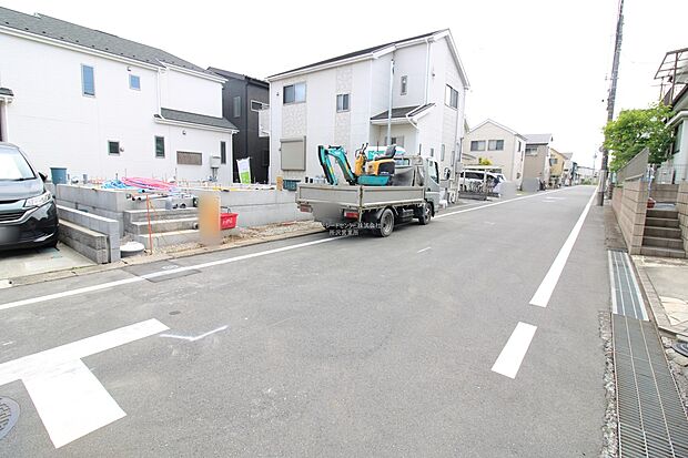 【前面道路含む現地写真】『１号棟』
ひとたび扉を開けばそこに待っているのは上質な空間とマイホームでの新生活をイメージさせる優雅なひととき。「この家なら…」ではなく「ここに住みたい♪」と思う感動をお届けいたします。