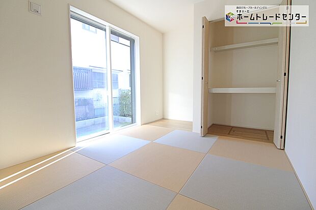 【和室】リビングの隣には、ホッと落ち着く和室を用意。書斎や子供部屋、客間としても使えます。何かと便利な居室です♪